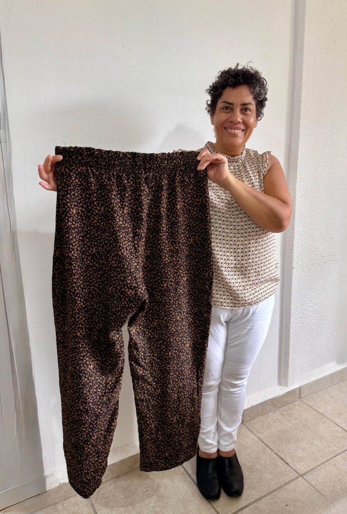 Participantes del taller de costura del FAEM avanzan en la elaboración de un pantalón, poniendo en práctica sus habilidades y conocimientos de confección.