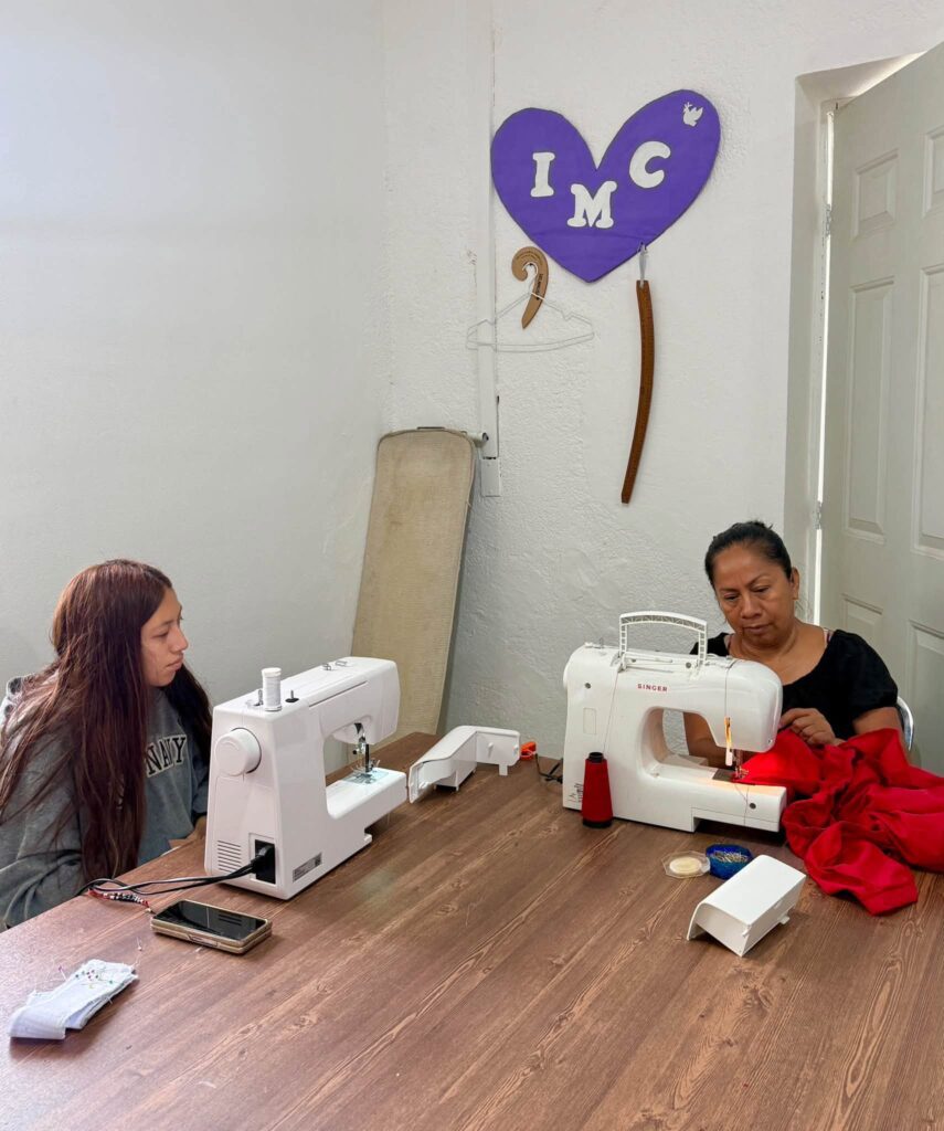 Participantes del taller de costura del FAEM avanzan en la elaboración de un pantalón, poniendo en práctica sus habilidades y conocimientos de confección.
