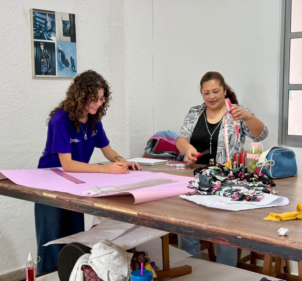 Participantes del taller de costura del FAEM avanzan en la elaboración de un pantalón, poniendo en práctica sus habilidades y conocimientos de confección.