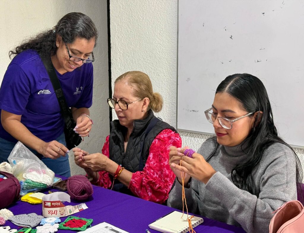Mujeres participan en la actividad de tejido básico “Tejedoras de Redes de Paz”, impulsada por el IMC para favorecer la convivencia y el bienestar emocional.