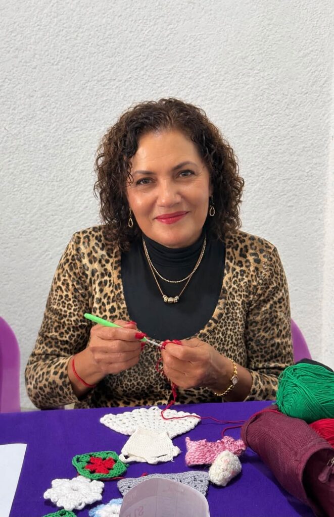 Mujeres participan en la actividad de tejido básico “Tejedoras de Redes de Paz”, impulsada por el IMC para favorecer la convivencia y el bienestar emocional.