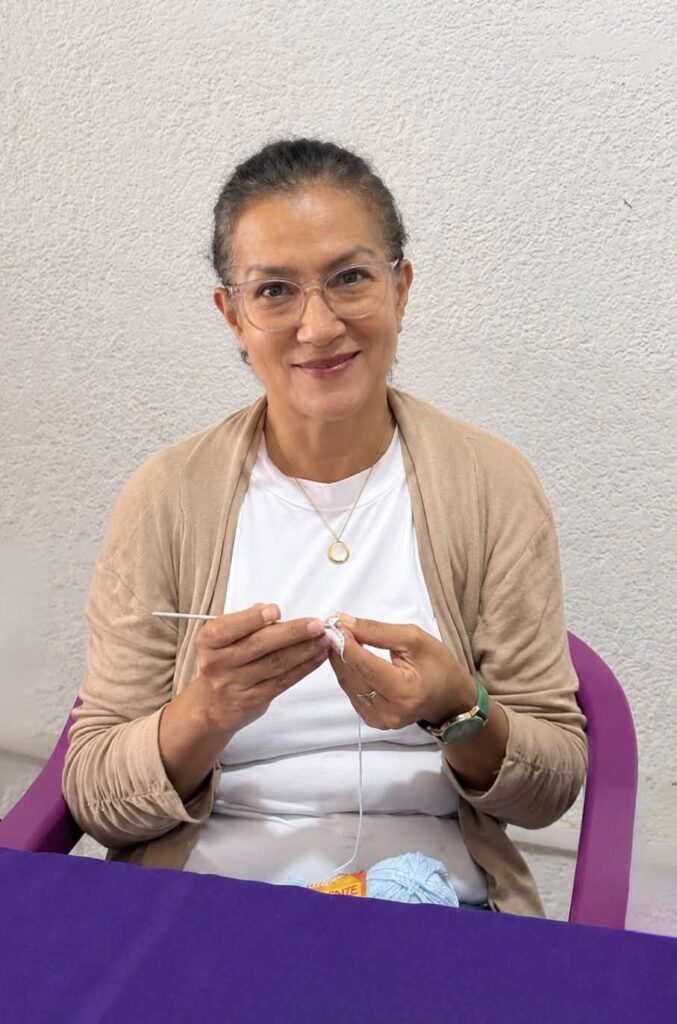 Mujeres participan en la actividad de tejido básico “Tejedoras de Redes de Paz”, impulsada por el IMC para favorecer la convivencia y el bienestar emocional.