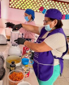 Participantes del FAEM aprenden a elaborar flan de cempasúchil - IMC