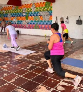 Participantes del taller de acondicionamiento físico del IMC realizan ejercicios para favorecer la fuerza, la resistencia y el bienestar integral.