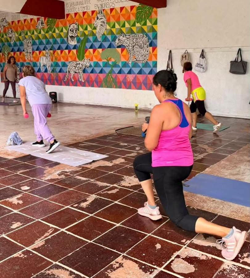 Participantes del taller de acondicionamiento físico del IMC realizan ejercicios para favorecer la fuerza, la resistencia y el bienestar integral.