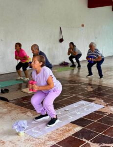 Participantes del taller de acondicionamiento físico del IMC realizan ejercicios para favorecer la fuerza, la resistencia y el bienestar integral.