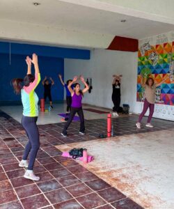 Participantes del taller de acondicionamiento físico del IMC realizan ejercicios para favorecer la fuerza, la resistencia y el bienestar integral.