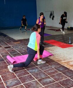 Participantes del taller de acondicionamiento físico del IMC realizan ejercicios para favorecer la fuerza, la resistencia y el bienestar integral.