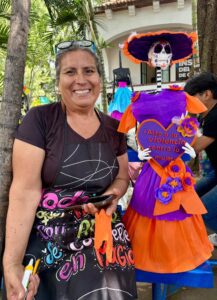 El Instituto de la Mujer de Cuernavaca (IMC), en colaboración con la Casa Ecológica de SAPAC, realizó un taller de Elaboración de Catrinas
