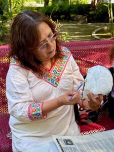 El Instituto de la Mujer de Cuernavaca (IMC), en colaboración con la Casa Ecológica de SAPAC, realizó un taller de Elaboración de Catrinas