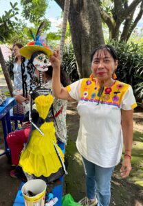 El Instituto de la Mujer de Cuernavaca (IMC), en colaboración con la Casa Ecológica de SAPAC, realizó un taller de Elaboración de Catrinas