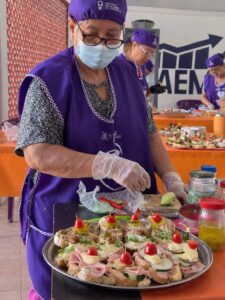 Participantes del FAEM aprenden técnicas de preparación y presentación de bocadillos fríos para desarrollar habilidades culinarias y explorar oportunidades de emprendimiento.