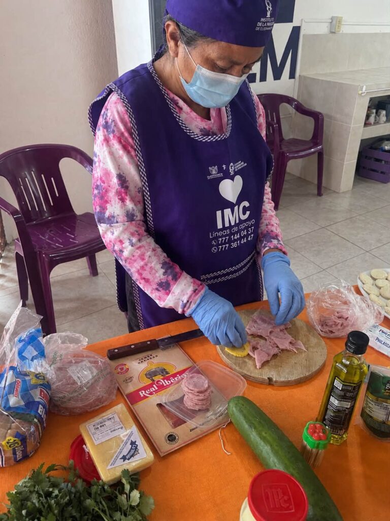Participantes del FAEM aprenden técnicas de preparación y presentación de bocadillos fríos para desarrollar habilidades culinarias y explorar oportunidades de emprendimiento.