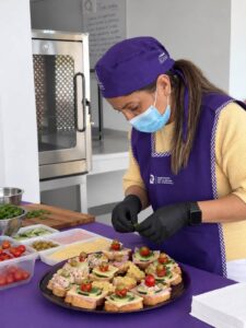 Participantes del FAEM aprenden técnicas de preparación y presentación de bocadillos fríos para desarrollar habilidades culinarias y explorar oportunidades de emprendimiento.