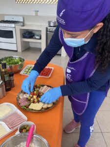 Participantes del FAEM aprenden técnicas de preparación y presentación de bocadillos fríos para desarrollar habilidades culinarias y explorar oportunidades de emprendimiento.