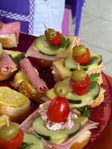 Participantes del FAEM aprenden técnicas de preparación y presentación de bocadillos fríos para desarrollar habilidades culinarias y explorar oportunidades de emprendimiento.