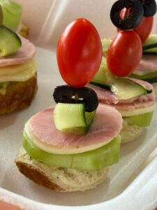 Participantes del FAEM aprenden técnicas de preparación y presentación de bocadillos fríos para desarrollar habilidades culinarias y explorar oportunidades de emprendimiento.