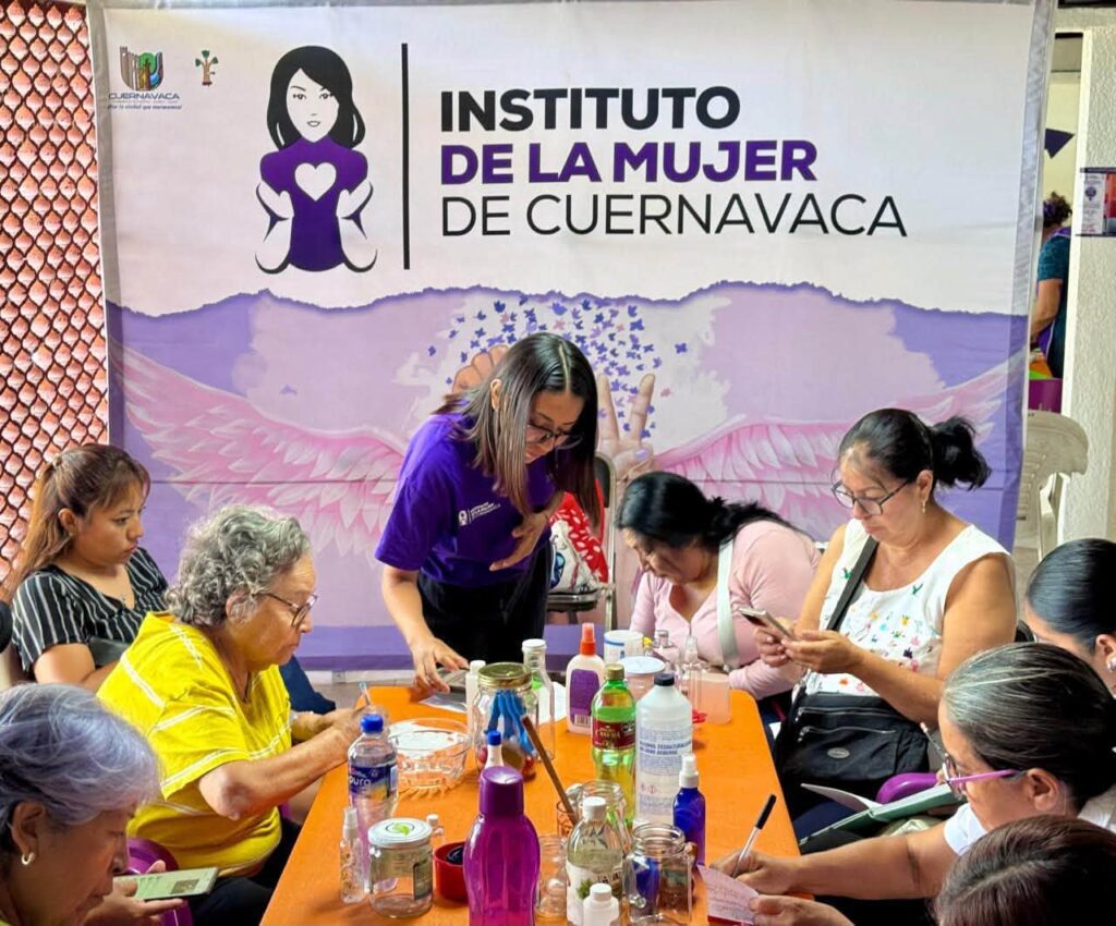 Participantes durante el taller de elaboración de repelente natural para mosquitos, aprendiendo una alternativa de cuidado y emprendimiento.