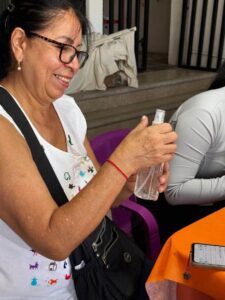 Participantes durante el taller de elaboración de repelente natural para mosquitos, aprendiendo una alternativa de cuidado y emprendimiento.