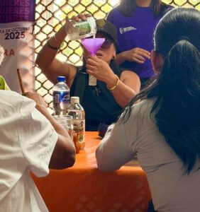 Participantes durante el taller de elaboración de repelente natural para mosquitos, aprendiendo una alternativa de cuidado y emprendimiento.