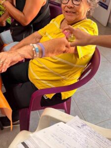 Participantes durante el taller de elaboración de repelente natural para mosquitos, aprendiendo una alternativa de cuidado y emprendimiento.