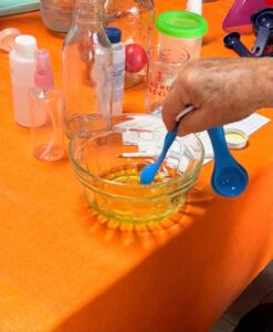 Participantes durante el taller de elaboración de repelente natural para mosquitos, aprendiendo una alternativa de cuidado y emprendimiento.